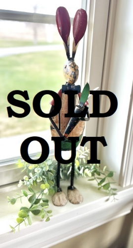 METAL STANDING RABBIT W/CARROT